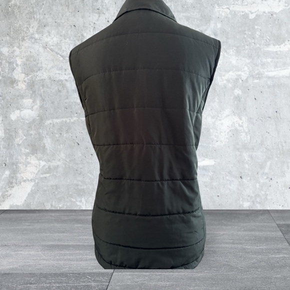 Casual Identity-Stylish Black Quilted Vest with Gold Accents - Picture 2 of 3